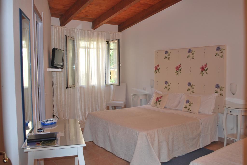 La Jacaranda Hotel SantʼAntìoco Habitación foto